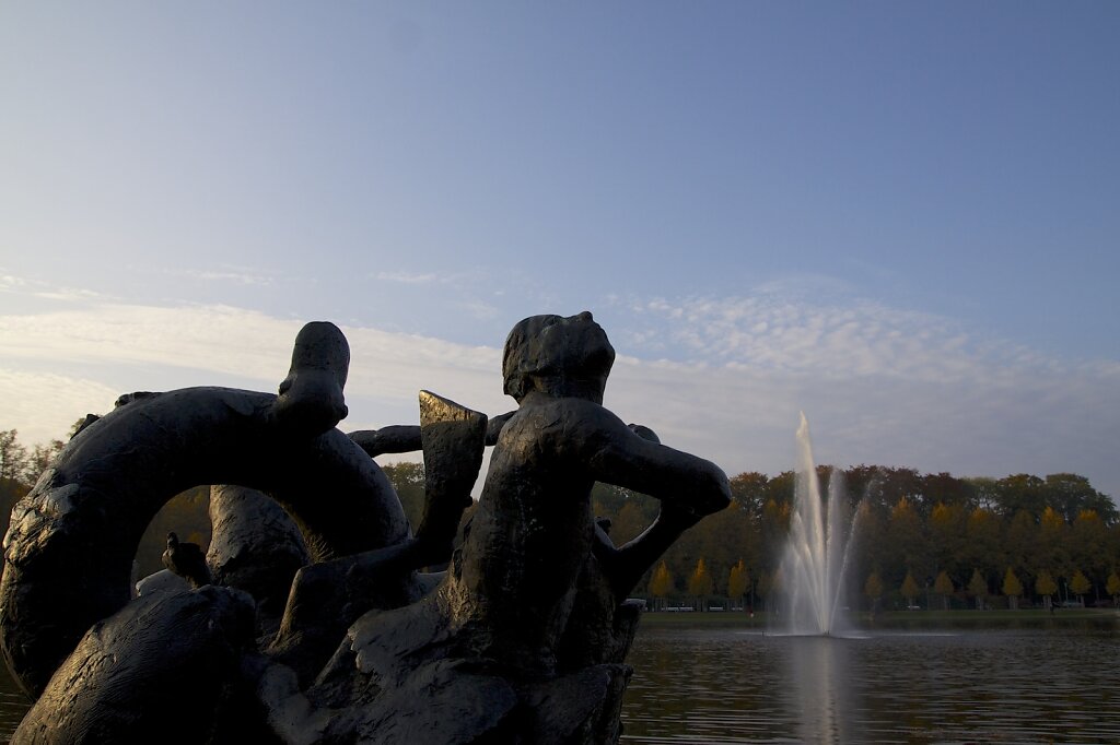 Eine Skulptur der „Vier Jahreszeiten” am Hollersee