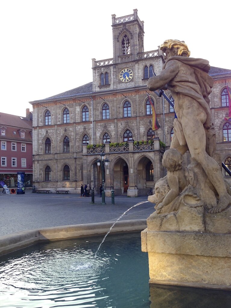 Neptunbrunnen und Rathaus